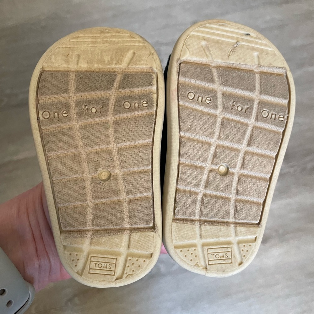 TOMS Classic Canvas Shoe in Navy, Toddler size 4 (see size chart) - Picture 5 of 6